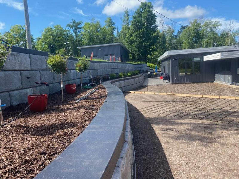 Retaining wall with curved caps
